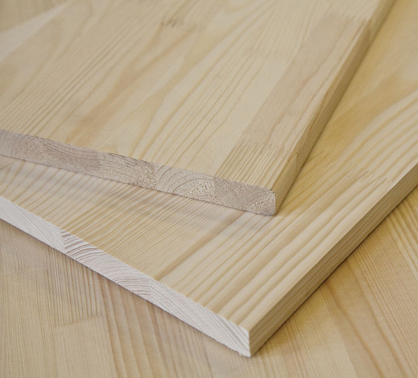 这种板材是实木板的余料,可以想象一棵树杆有粗有细,较粗那一头就
